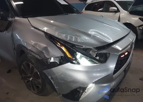 2022 Toyota Highlander Xle z USA, uszkodzony, nr VIN 5TDGZRAH0NS558433